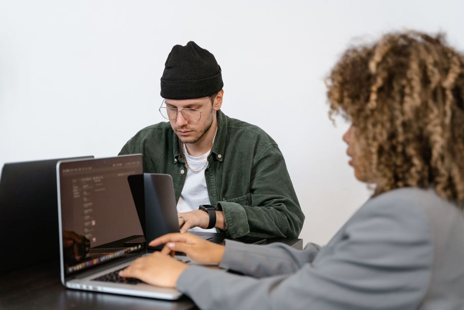 Dva stručnjaka surađuju na projektu u modernom uredu Krovanta Tech
