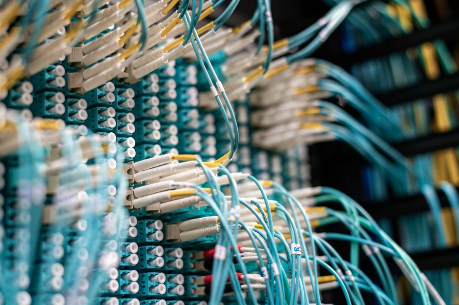 Mrežni kabeli spojeni na serverski uređaj u podatkovnom centru Krovanta Tech
