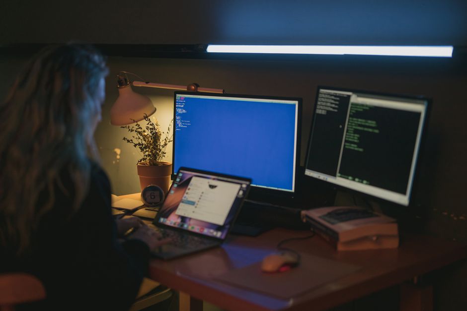 Djelatnica radi na više zaslona na cyber sigurnosnim zadacima
