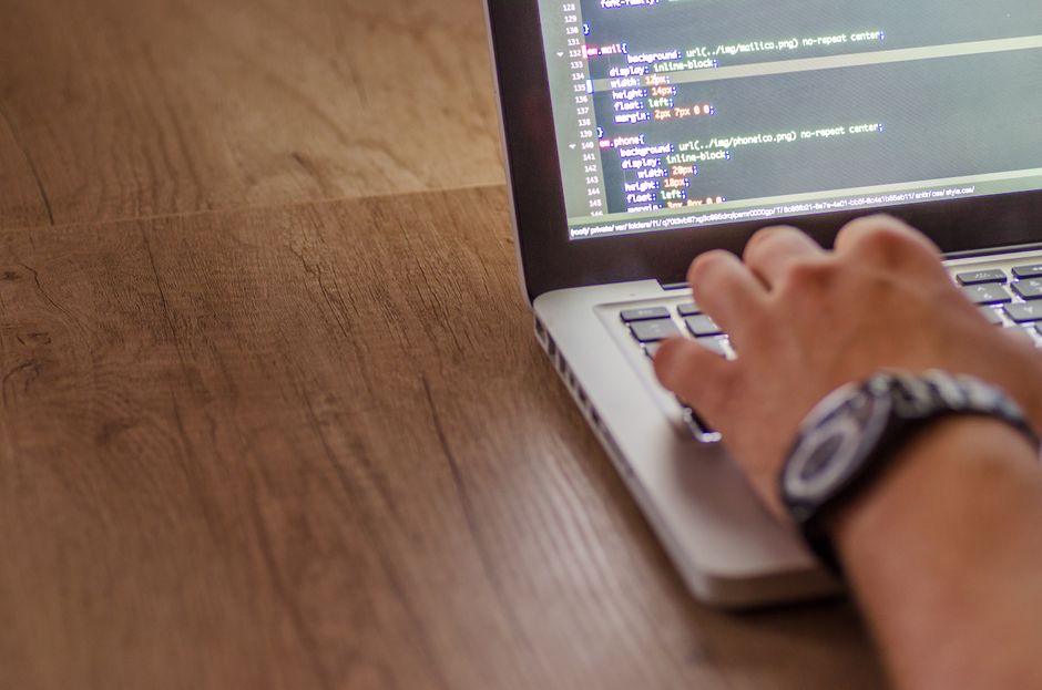 Krupni kadar osobe koja programira na laptopu tijekom pripreme migracijskih skripti