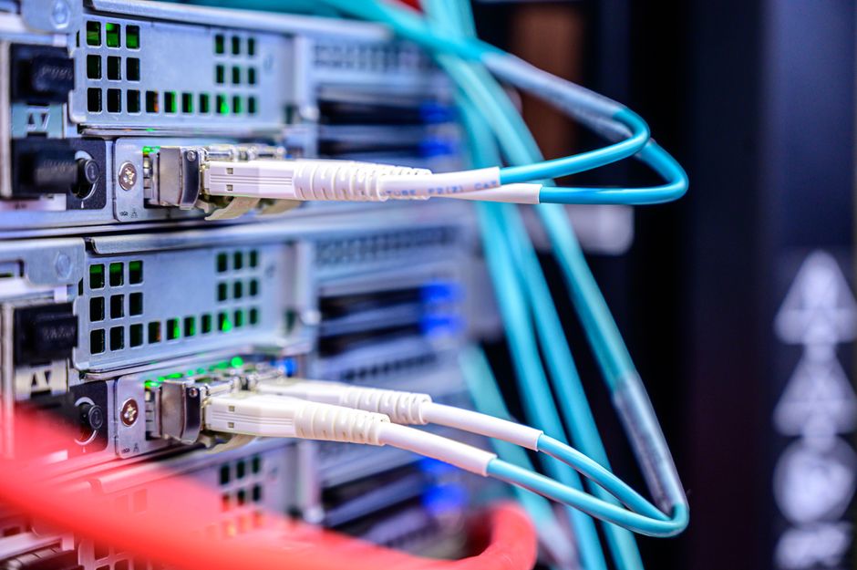 Detaljan prikaz Ethernet kabela spojenih u serverske portove
